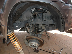 Desmonte el conjunto muelle + amortiguador