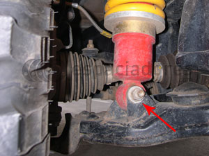 Aflojar perno inferior amortiguador