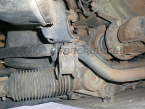 Aflojar brida estabilizadora delantera Toyota Land crusier serie 90/95 Aflojar brida estabilizadora delantera Toyota Land crusier serie 90/95